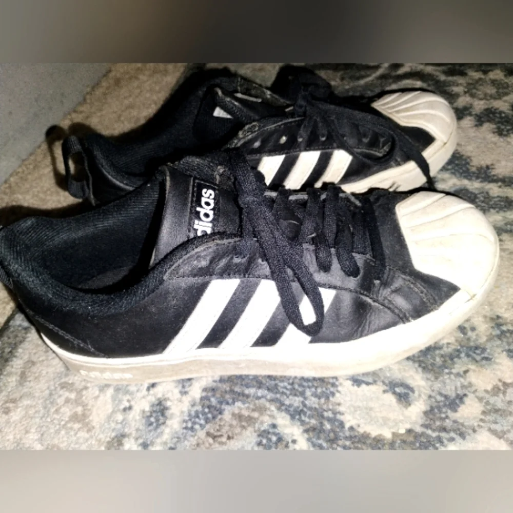 Kids ADIDAS shoes black and white, hard shell. Size 4 - Picture 2 of 12